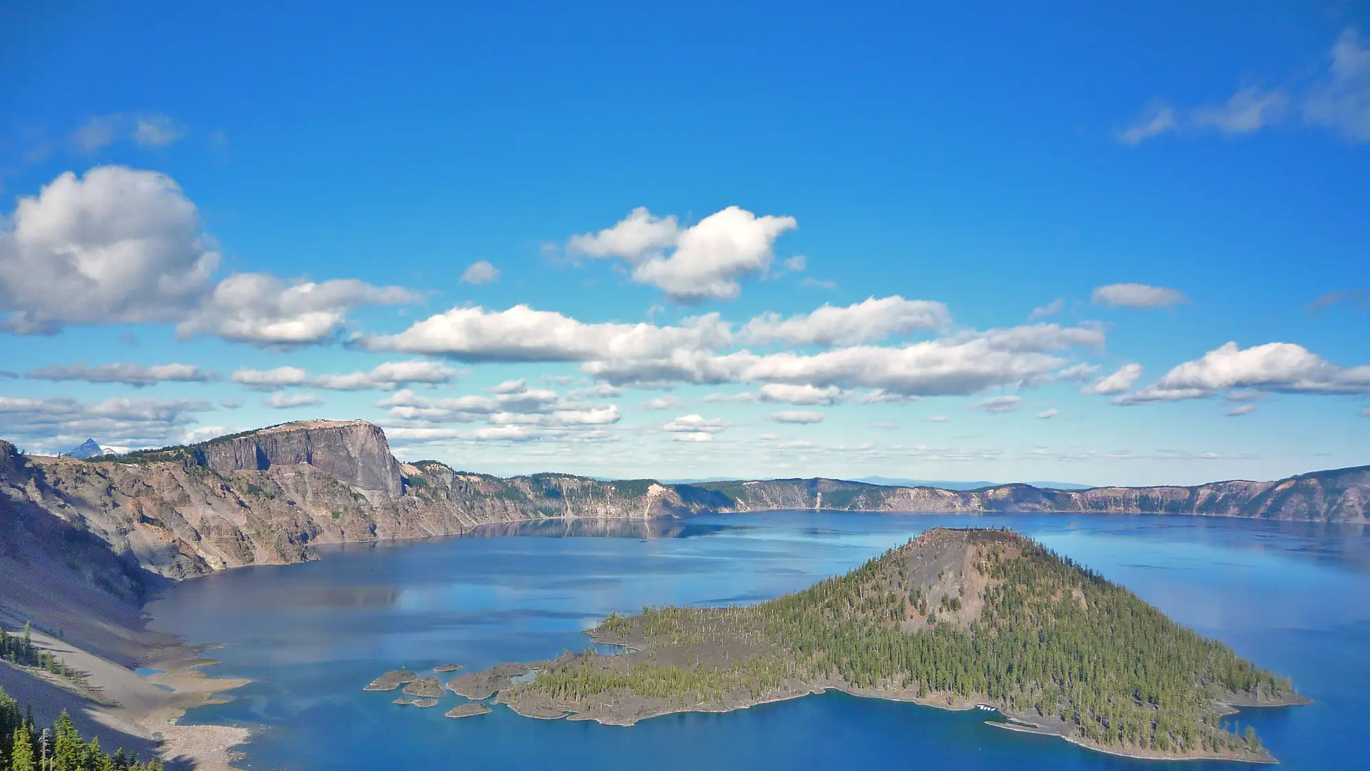 A view of Crater Lake and Wizard Island